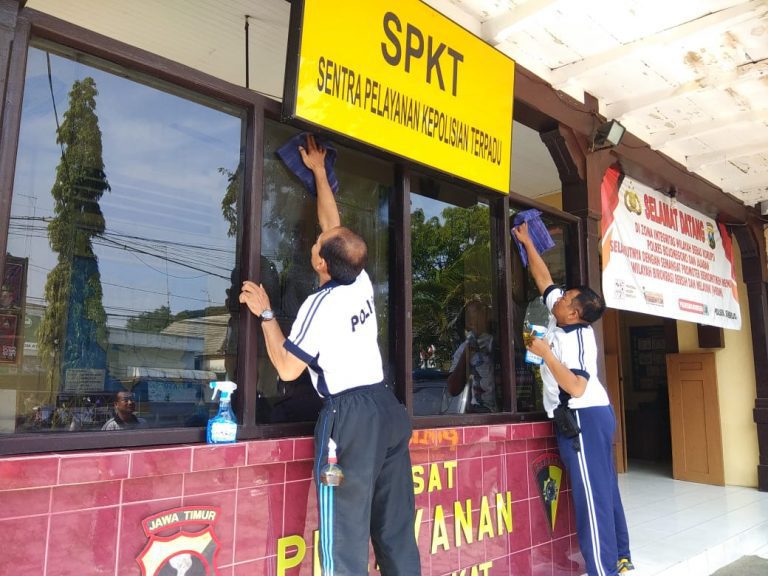 Cegah Penyebaran Penyakit, Polsek Sumberrejo Lakukan Pembersihan di lingkungan Kantor