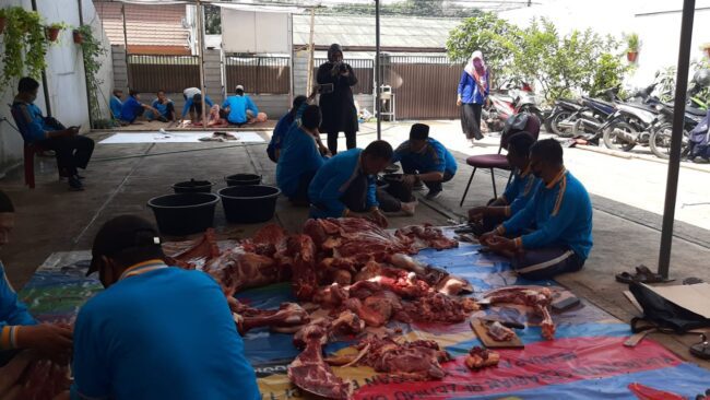 700 Fakir Miskin dan Ibnu Sabil Mendapat Daging Hewan Kurban dari UPZ YAKBI