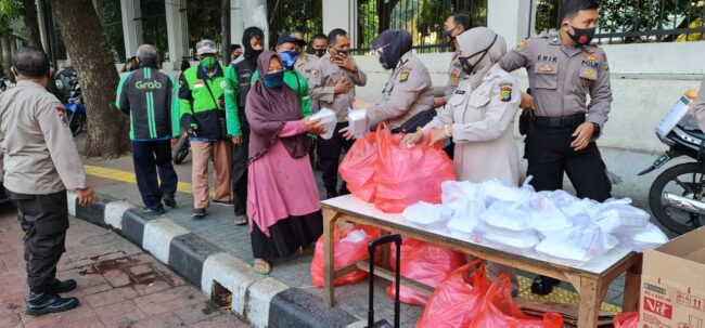 Itwasda Polda Metro Jaya Salurkan 500 Bungkus Sarapan Gratis di Stasiun Palmerah