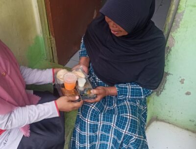 Foto Relawan YPAI Membagikan Nasi Kotak Kepada Kaum Dhuafa
