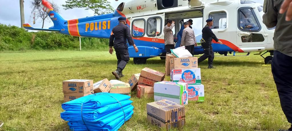Polri Jangkau Tempat Terisolir Untuk Berikan Pasokan Kebutuhan Pokok Polri Jangkau Tempat Terisolir Untuk Berikan Pasokan Kebutuhan Pokok