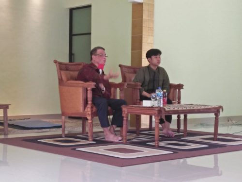 Menyelenggarakan Talkshow “Melek Problematika Pemuda Islam