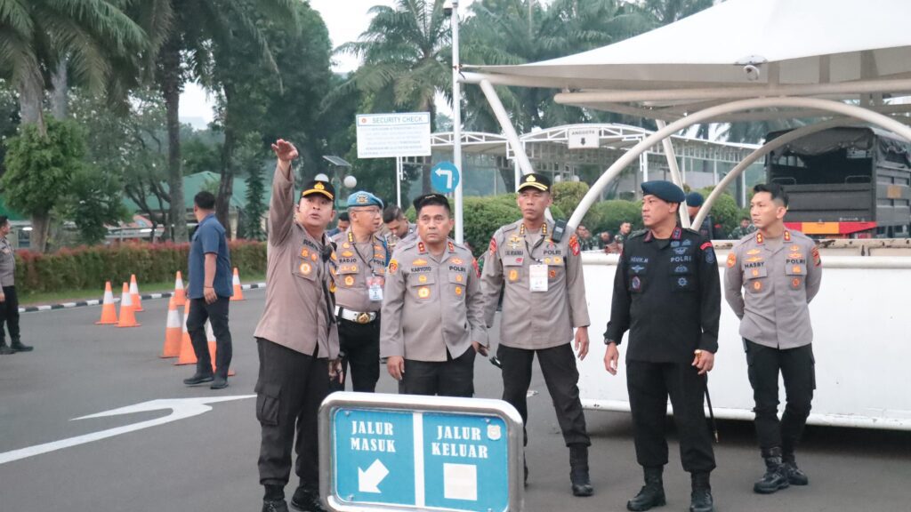 Kapolda Metro Jaya Tinjau Langsung Situasi Keamanan May Day 2025 di Sekitar Gedung DPR/MPR RI Kapolda Metro Jaya Tinjau Langsung Situasi Keamanan May Day 2025 di Sekitar Gedung DPR/MPR RI