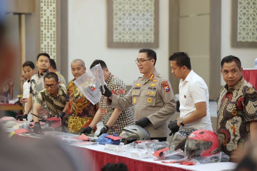 Polda Jatim Ungkap 1.863 Kasus dan Berhasil Amankan 2.307 Tersangka di Operasi Pekat II Semeru 2025 Polda Jatim Ungkap 1.863 Kasus dan Berhasil Amankan 2.307 Tersangka di Operasi Pekat II Semeru 2025