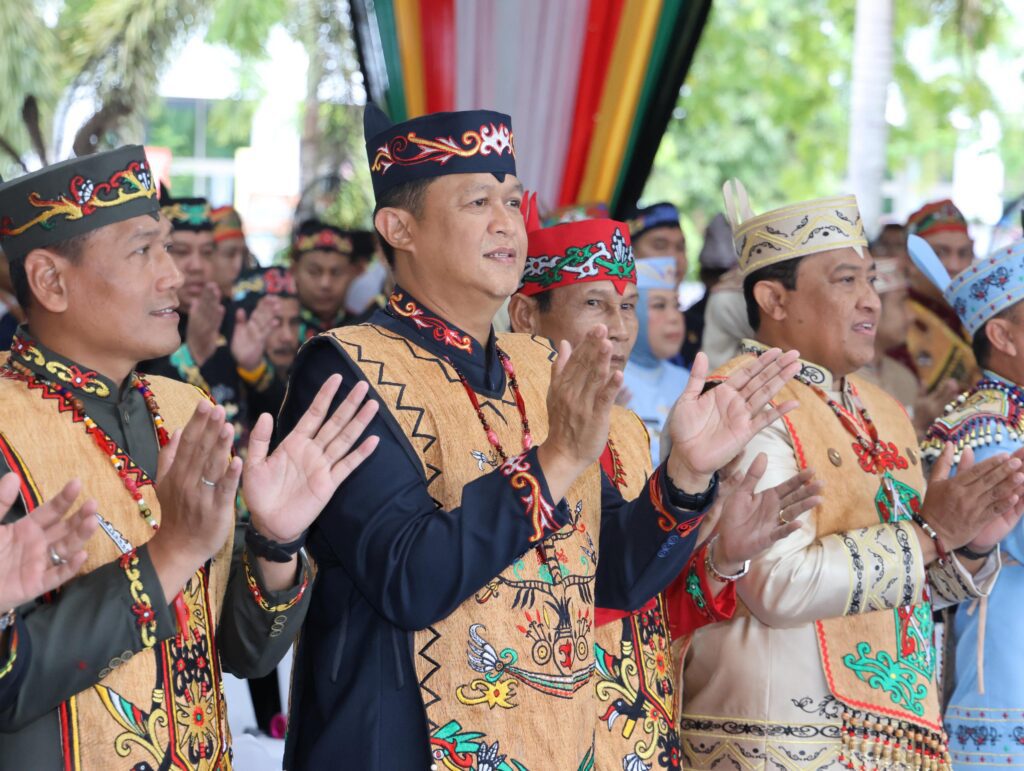 Peringatan HUT Kalteng ke-68, Kapolda Kalteng Terima Penghargaan dari Gubernur Atas Pengungkapan Narkoba di Wilayah Lamandau Peringatan HUT Kalteng ke-68, Kapolda Kalteng Terima Penghargaan dari Gubernur Atas Pengungkapan Narkoba di Wilayah Lamandau