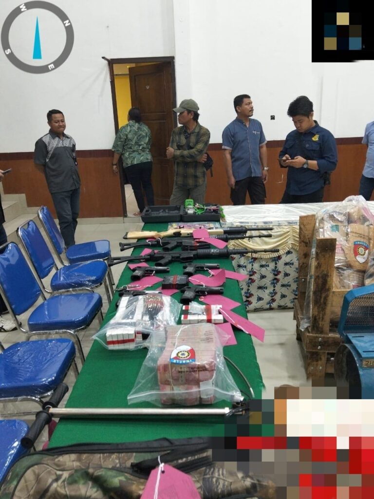 Satgas Ops Damai Cartenz serahkan tersangka Yuni Enumbi dan Barang Bukti Ratusan Amunisi ke Kejari Jayapura Satgas Ops Damai Cartenz serahkan tersangka Yuni Enumbi dan Barang Bukti Ratusan Amunisi ke Kejari Jayapura