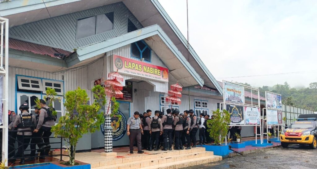 Satgas Ops Damai Cartenz Kerahkan Tim Gabungan Kejar 19 Napi Kabur di Nabire Satgas Ops Damai Cartenz Kerahkan Tim Gabungan Kejar 19 Napi Kabur di Nabire