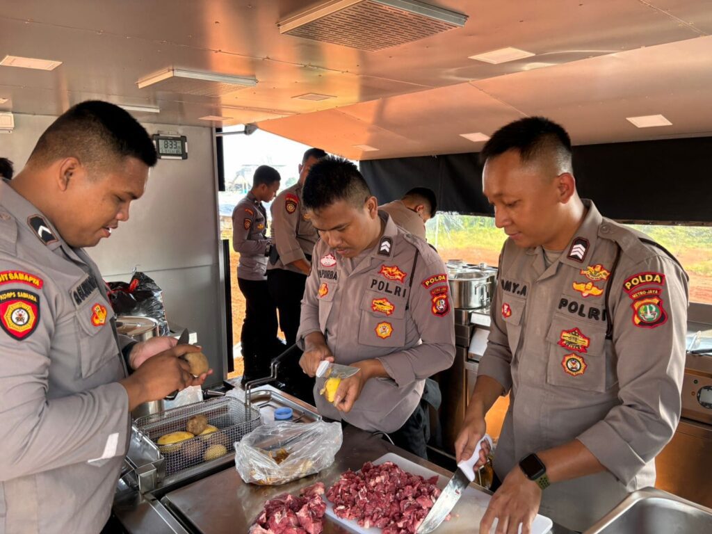 Polda Metro Jaya Gelar Dapur Lapangan untuk Bantu Pengungsi Kebakaran di Kapuk Muara Polda Metro Jaya Gelar Dapur Lapangan untuk Bantu Pengungsi Kebakaran di Kapuk Muara