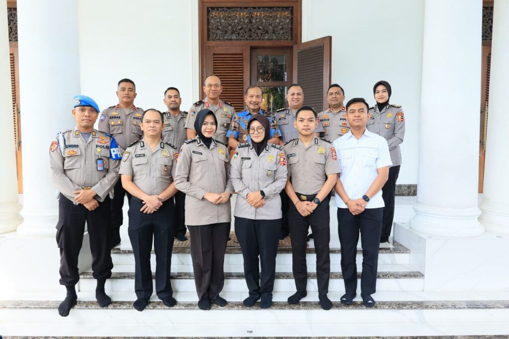 Dalam Rangka HUT Bhayangkara ke-79, Tim Mabes Polri Lakukan Anjangsana ke Mantan Kapolri Jenderal (Purn) Drs. Badrodin Haiti Dalam Rangka HUT Bhayangkara ke-79, Tim Mabes Polri Lakukan Anjangsana ke Mantan Kapolri Jenderal (Purn) Drs. Badrodin Haiti