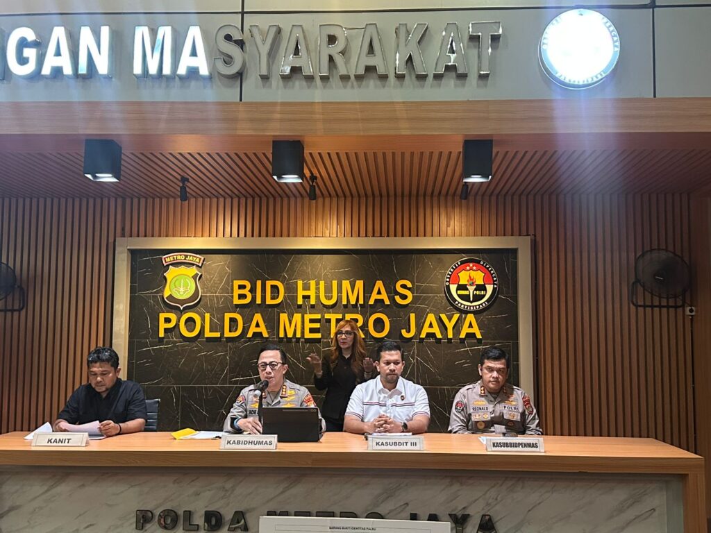 Ditressiber Polda Metro Jaya Tangkap Tersangka Hack Email dengan Nilai Fantastis Ditressiber Polda Metro Jaya Tangkap Tersangka Hack Email dengan Nilai Fantastis