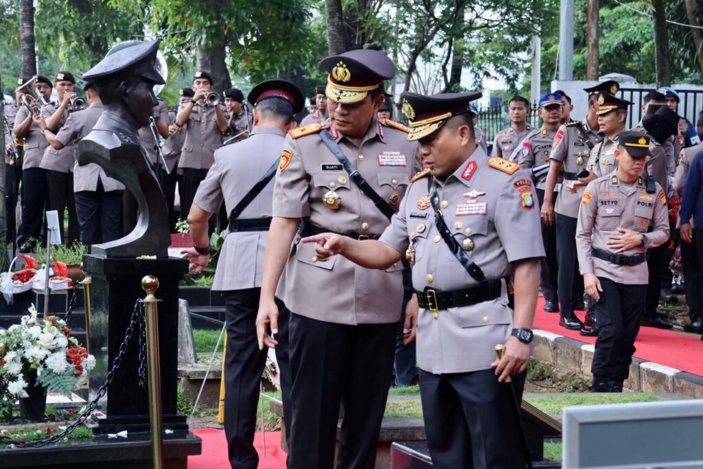 Jelang Hari Bhayangkara Ke-79, Kapolda Metro Jaya Ziarah Ke TMP Tanah Kusir Jelang Hari Bhayangkara Ke-79, Kapolda Metro Jaya Ziarah Ke TMP Tanah Kusir
