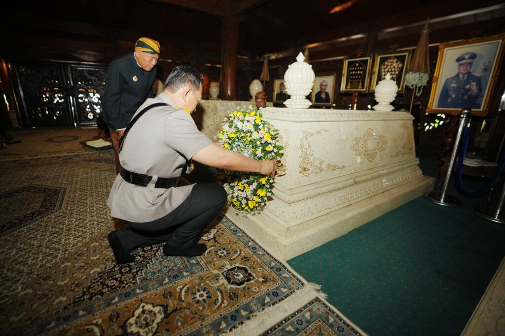 Rangkaian Hari Bhayangkara ke-79, Kapolri Ziarah ke Makam Presiden RI ke-2 Soeharto Rangkaian Hari Bhayangkara ke-79, Kapolri Ziarah ke Makam Presiden RI ke-2 Soeharto