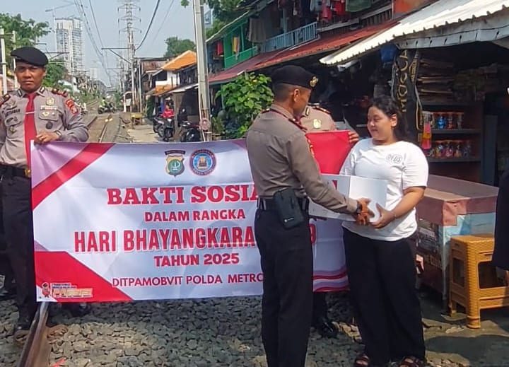 Hari Bhayangkara ke-79, Ditpamobvit Polda Metro Jaya Bagikan 250 Paket Sembako Ke Warga Hari Bhayangkara ke-79, Ditpamobvit Polda Metro Jaya Bagikan 250 Paket Sembako Ke Warga