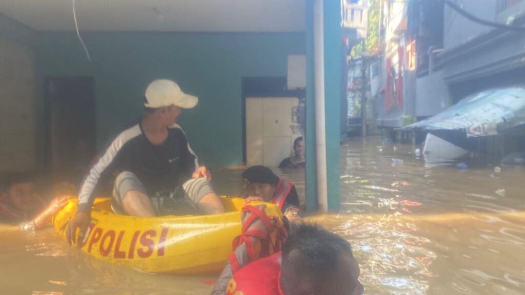 Luapan Kali Ciliwung Rendam Kebon Pala, Dit Samapta Polda Metro Jaya Laksanakan Patroli dan Evakuasi Warga Luapan Kali Ciliwung Rendam Kebon Pala, Dit Samapta Polda Metro Jaya Laksanakan Patroli dan Evakuasi Warga