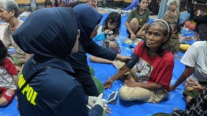 Polisi Hadir untuk Menyembuhkan: Sentuhan Kemanusiaan di Tengah Banjir Jakarta Timur Polisi Hadir untuk Menyembuhkan: Sentuhan Kemanusiaan di Tengah Banjir Jakarta Timur