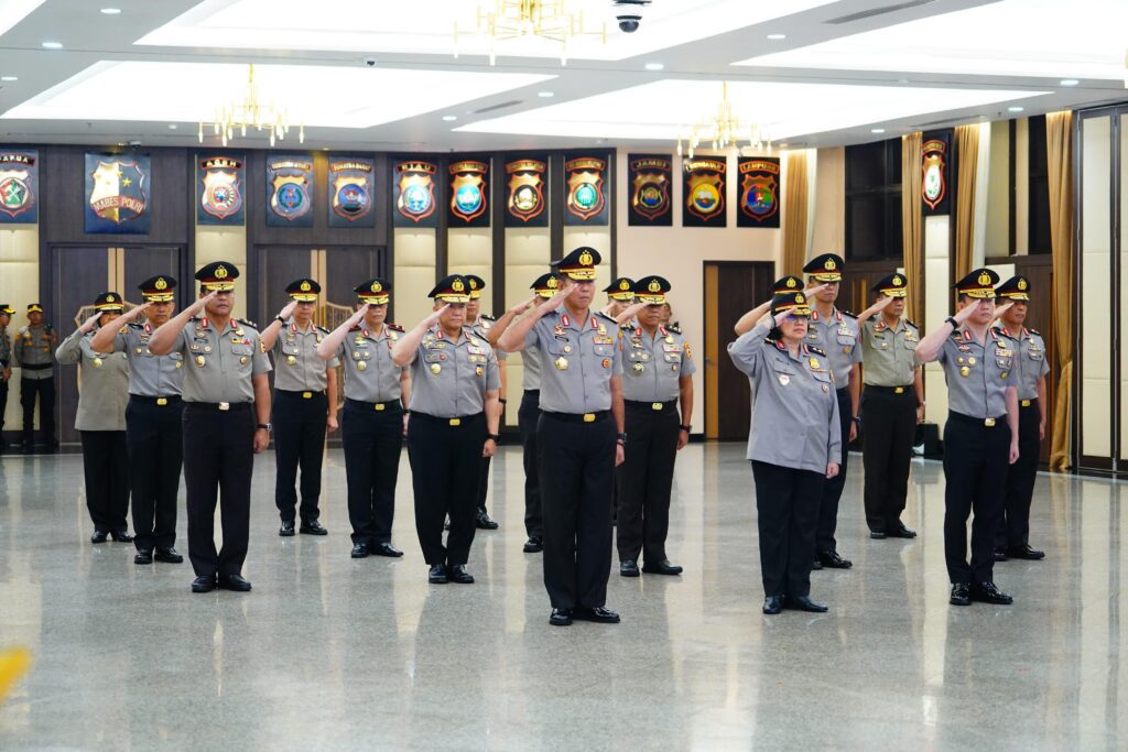 17 Perwira Tinggi Polri Naik Pangkat, Satu Diantaranya Raih Bintang Tiga 17 Perwira Tinggi Polri Naik Pangkat, Satu Diantaranya Raih Bintang Tiga