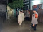 Brimob Polda Metro Jaya Laksanakan Patroli Siaga Banjir di Jati Padang, Distribusikan Bantuan ke Warga