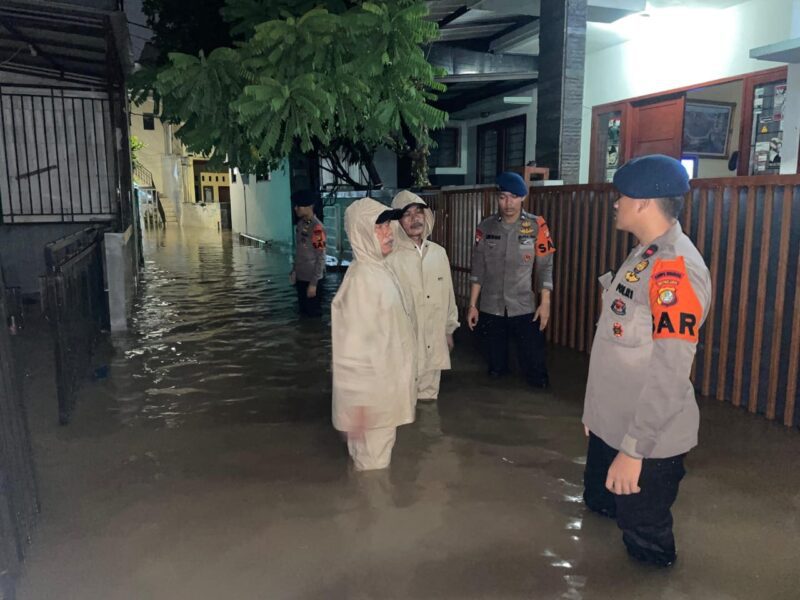 Brimob Polda Metro Jaya Laksanakan Patroli Siaga Banjir di Jati Padang, Distribusikan Bantuan ke Warga