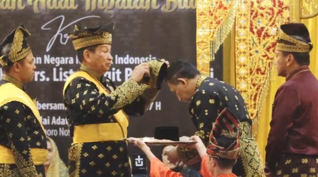 Kapolri Terima Anugerah Adat Ingatan Budi dari Lembaga Adat Melayu Riau
