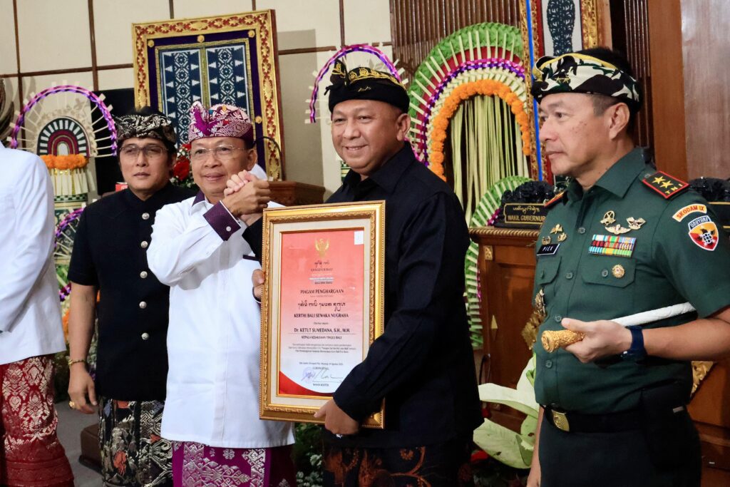 Perda Bale Kerta Adhyaksa Disahkan, Ketut Sumedana Selaku Penggagas Raih Penghargaan Khusus