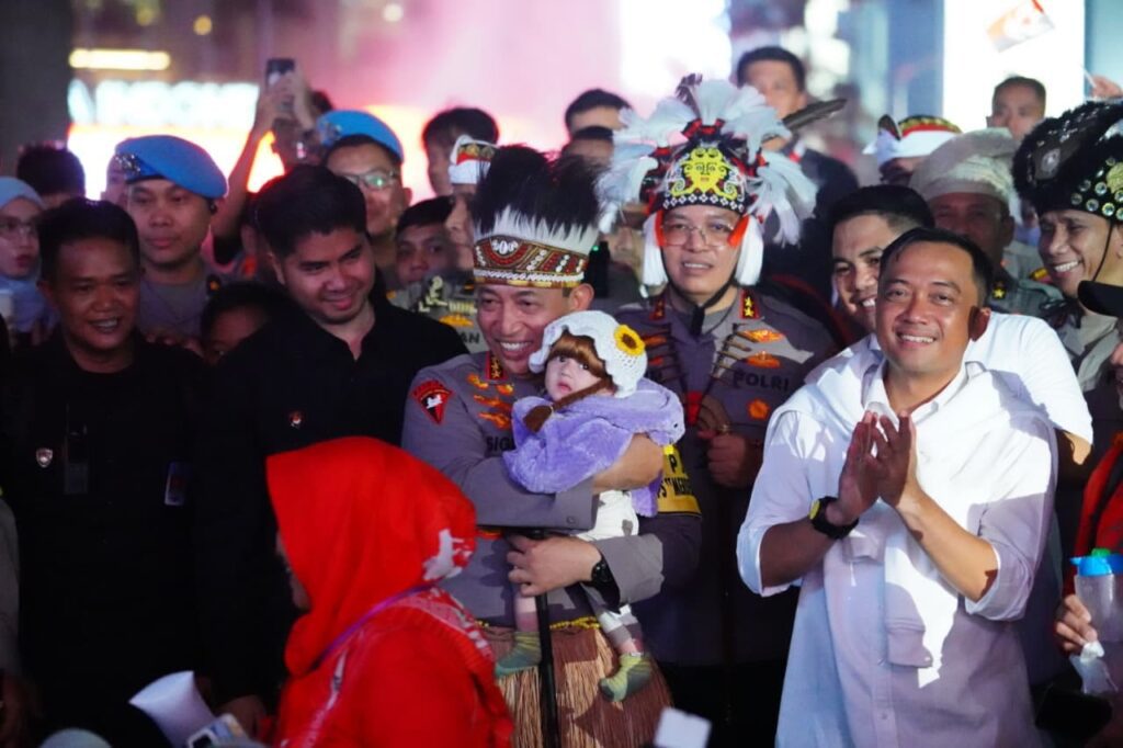 Kehangatan Kapolri di Tengah Semarak Panggung Rakyat Bundaran HI Kehangatan Kapolri di Tengah Semarak Panggung Rakyat Bundaran HI
