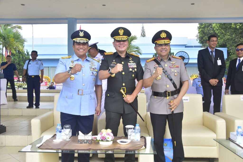 Gubernur Akmil Hadiri Sertijab Gubernur AAU di Yogyakarta Gubernur Akmil Hadiri Sertijab Gubernur AAU di Yogyakarta