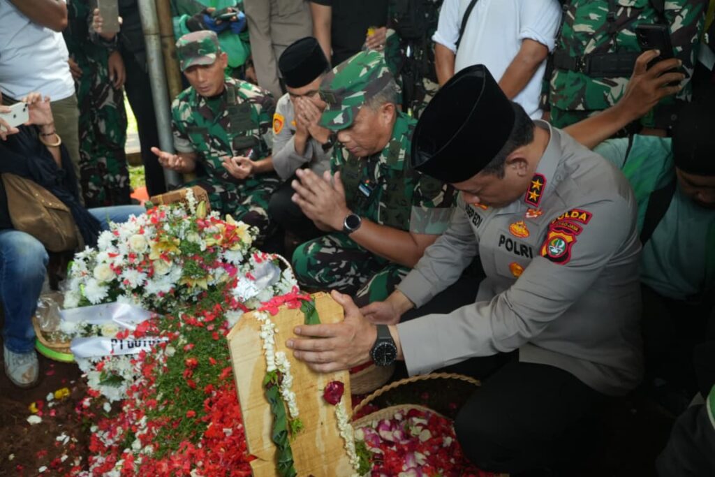 Hadiri Pemakaman, Kapolda Metro Jaya Sampaikan Bela Sungkawa Mendalam Hadiri Pemakaman, Kapolda Metro Jaya Sampaikan Bela Sungkawa Mendalam