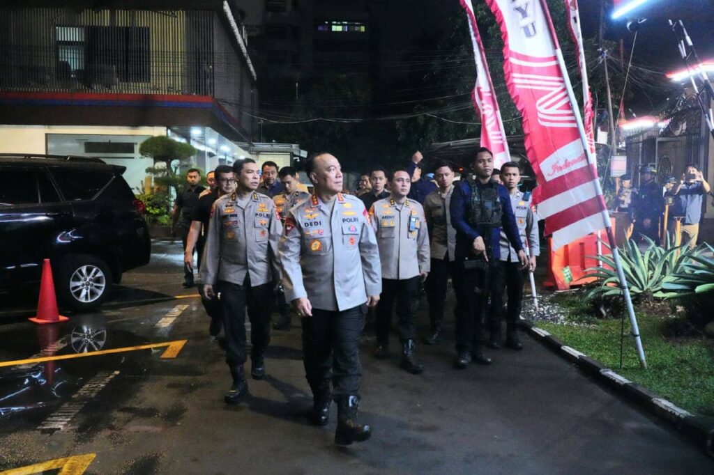 Patroli Skala Besar TNI-Polri untuk Jamin Rasa Aman dan Tertibkan Situasi Patroli Skala Besar TNI-Polri untuk Jamin Rasa Aman dan Tertibkan Situasi