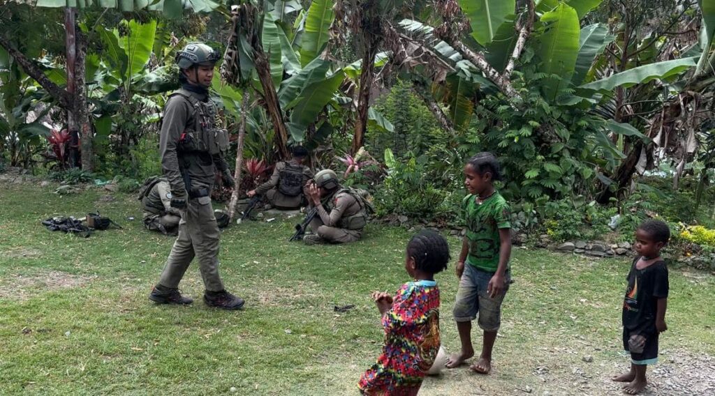 Tebar Keceriaan, Satgas Damai Cartenz Bermain Bola Bersama Anak-anak Puncak Jaya