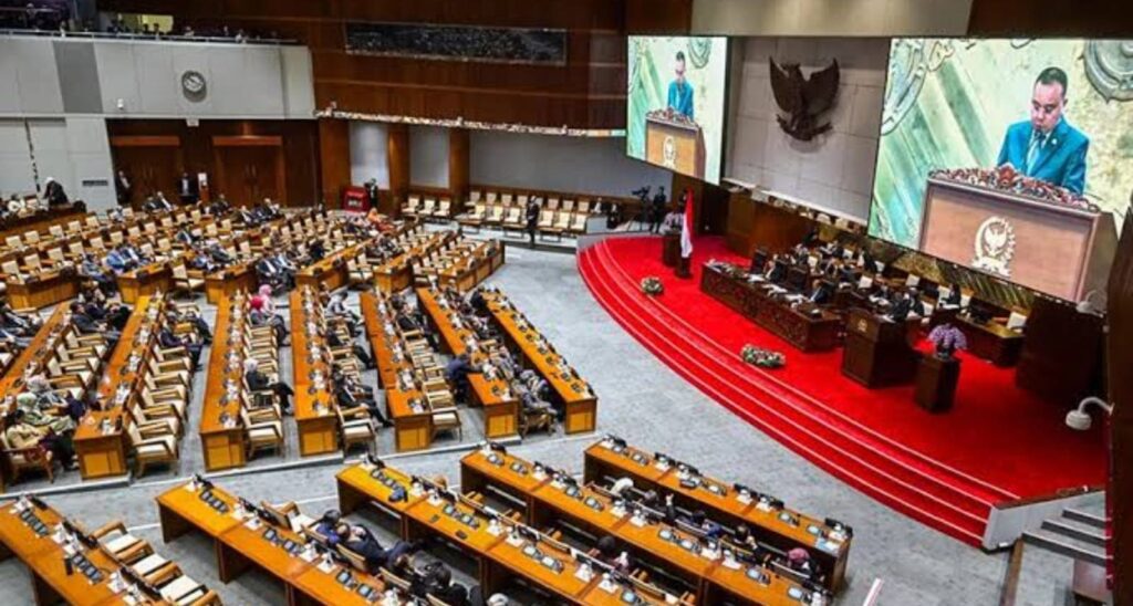 Gugatan Dana Pensiun DPR ke MK: Rakyat Pertanyakan Keadilan!
