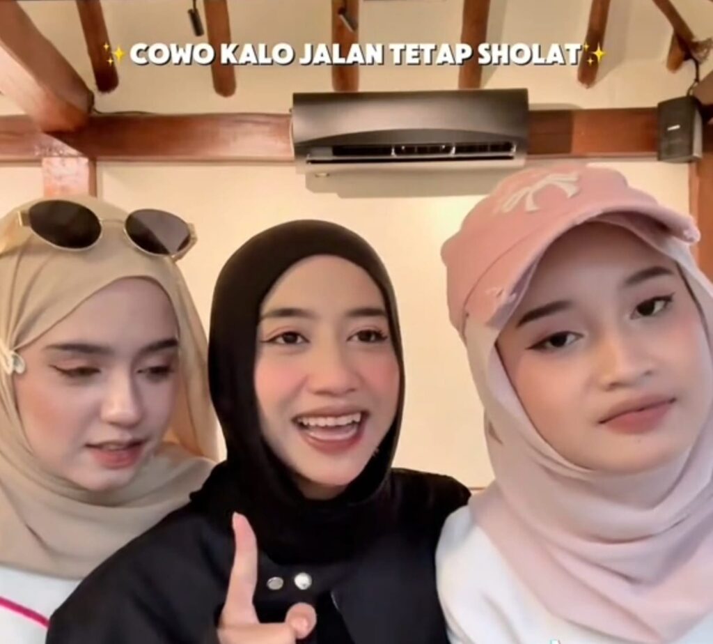 Atla Sastro: Membangun Personal Branding Mahasiswa Era Digital di Kalimantan Barat melalui Komunitas TikTokers Lintas Perguruan Tinggi Atla Sastro: Membangun Personal Branding Mahasiswa Era Digital di Kalimantan Barat melalui Komunitas TikTokers Lintas Perguruan Tinggi