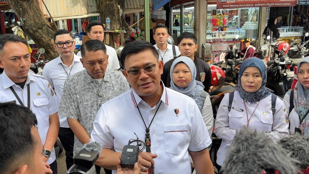 Satgas Pengendalian Harga Beras Polda Metro Jaya Turun ke Pasar Warung Buncit, Brigjen Pol Ade Safri: Pastikan Harga Sesuai HET Satgas Pengendalian Harga Beras Polda Metro Jaya Turun ke Pasar Warung Buncit, Brigjen Pol Ade Safri: Pastikan Harga Sesuai HET