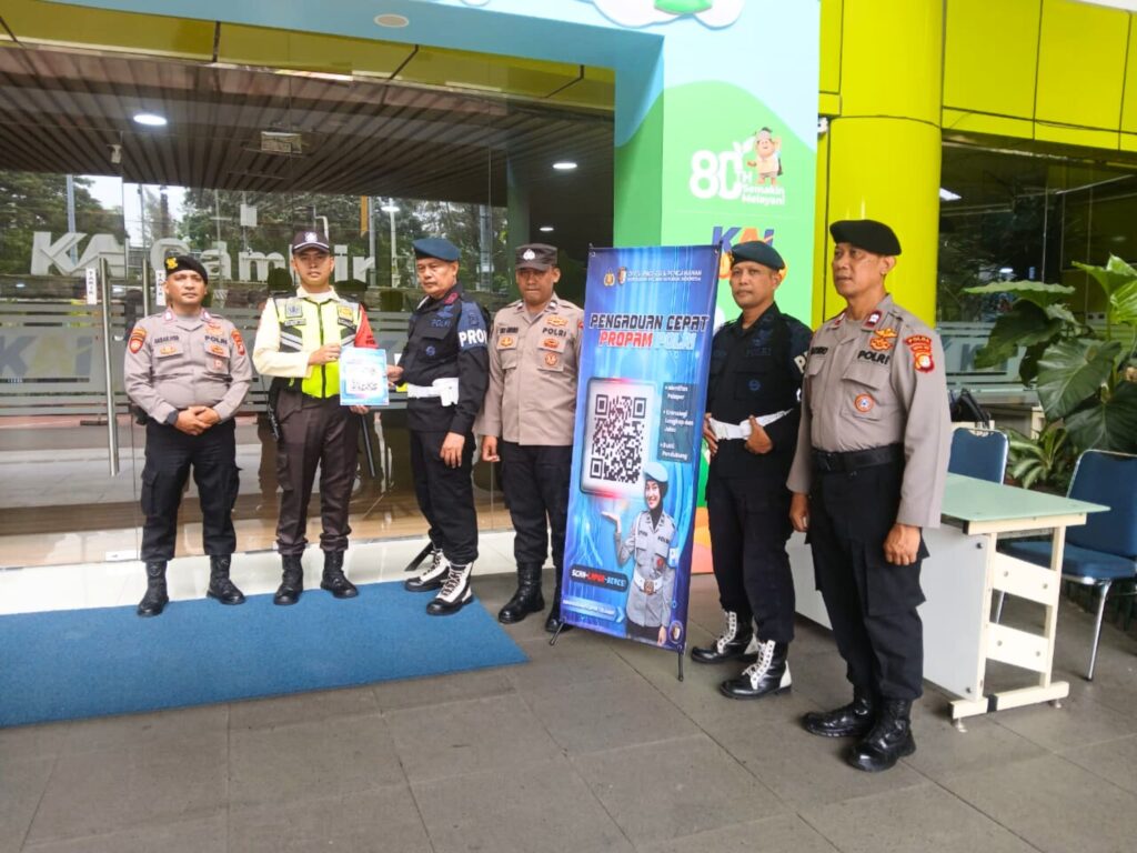 Provos Satbrimob Polda Metro Jaya Sosialisasikan Layanan Pengaduan Masyarakat (Yanduan) Divpropam Polri Provos Satbrimob Polda Metro Jaya Sosialisasikan Layanan Pengaduan Masyarakat (Yanduan) Divpropam Polri