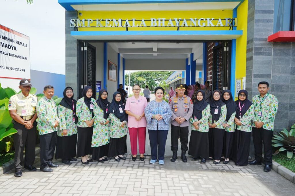 Kapolri Singgung Wujudkan Generasi Emas Usai Tinjau SMP Kemala Bhayangkari Karanganyar Kapolri Singgung Wujudkan Generasi Emas Usai Tinjau SMP Kemala Bhayangkari Karanganyar