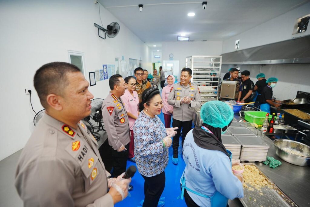 Kapolri dan Ketua Komisi IV DPR Tinjau SPPG YKB Polres Karanganyar, Dukung Penuh Program MBG Kapolri dan Ketua Komisi IV DPR Tinjau SPPG YKB Polres Karanganyar, Dukung Penuh Program MBG