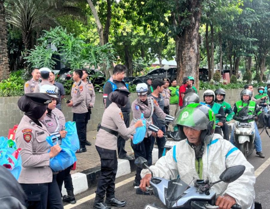 Jaga Jakarta Bersama, Polda Metro Jaya Hadirkan Bantuan untuk Pengemudi Ojol Jaga Jakarta Bersama, Polda Metro Jaya Hadirkan Bantuan untuk Pengemudi Ojol