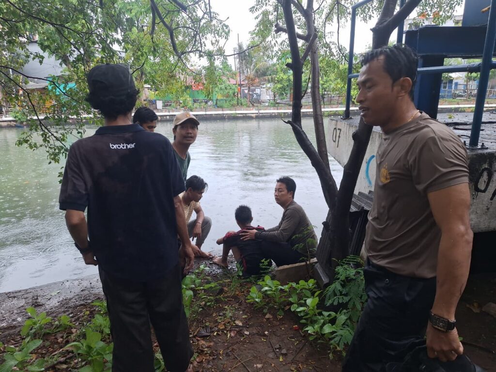 Sigap dan Responsif: Bhabinkamtibmas Koja Selamatkan Remaja yang Hampir Tenggelam