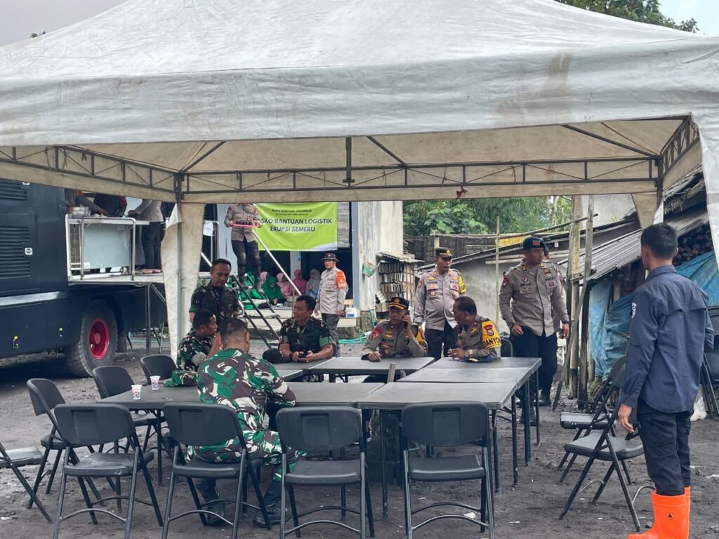 Satbrimob Polda Jawa Timur Perkuat Operasi Kemanusiaan Pasca Erupsi Semeru