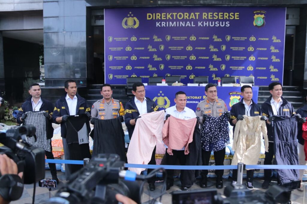 Polda Metro Jaya Bongkar Penyelundupan 439 Ballpress Pakaian Bekas Impor